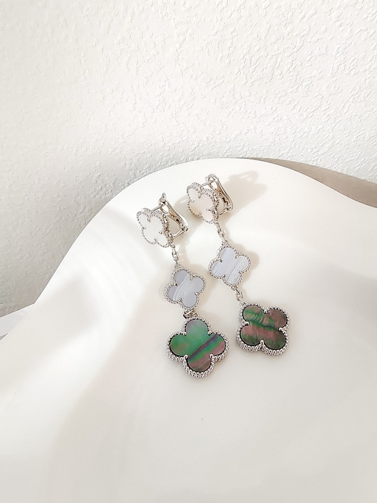 [⭐Renara]CLOVER 3 MOTIFS CHALCEDONY DARK MOP SILVER EARRINGS