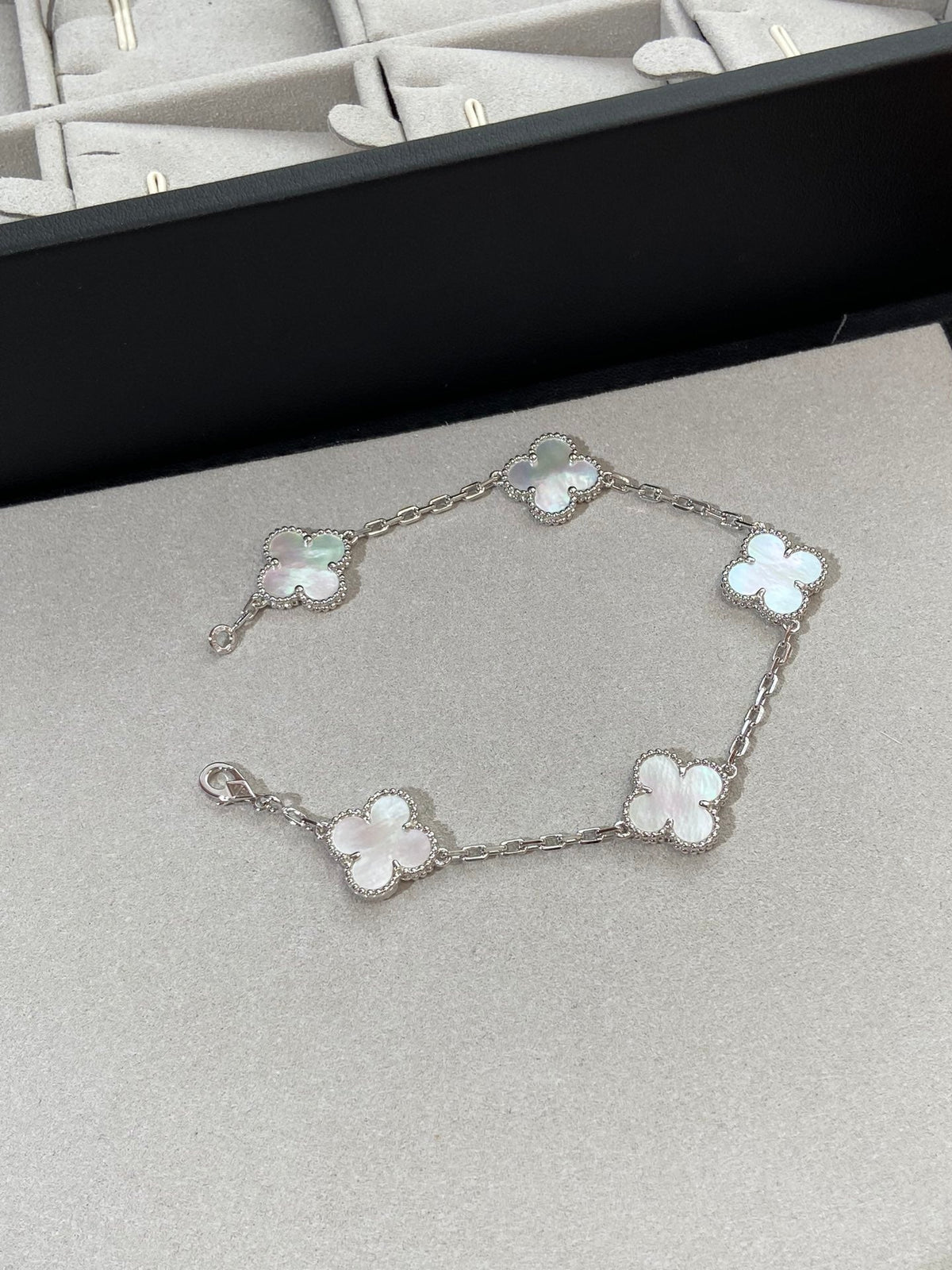 [⭐Renara]CLOVER WHITE PEARL MOP 5 MOTIF BRACELET COLLECTION