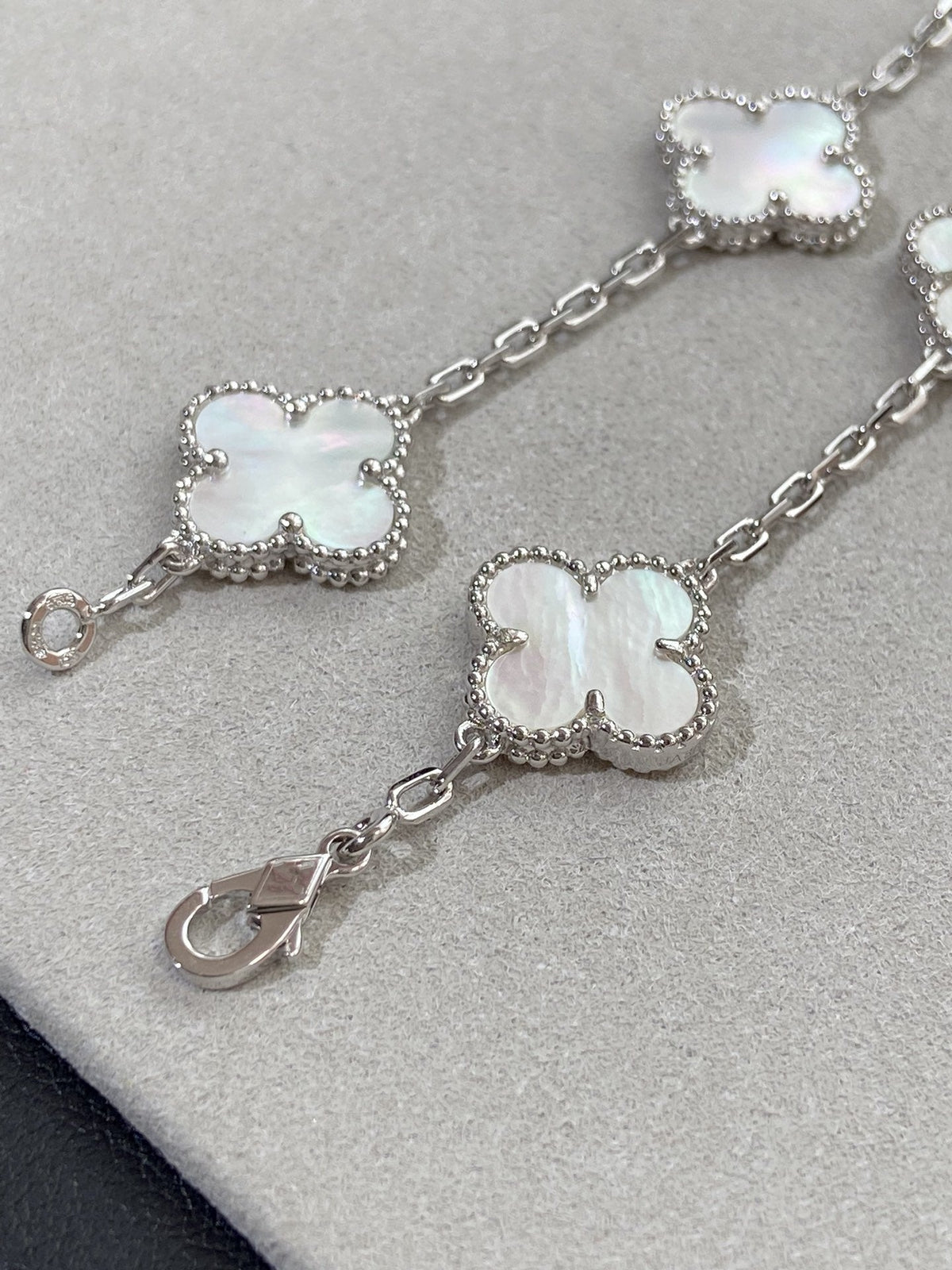 [⭐Renara]CLOVER WHITE PEARL MOP 5 MOTIF BRACELET COLLECTION