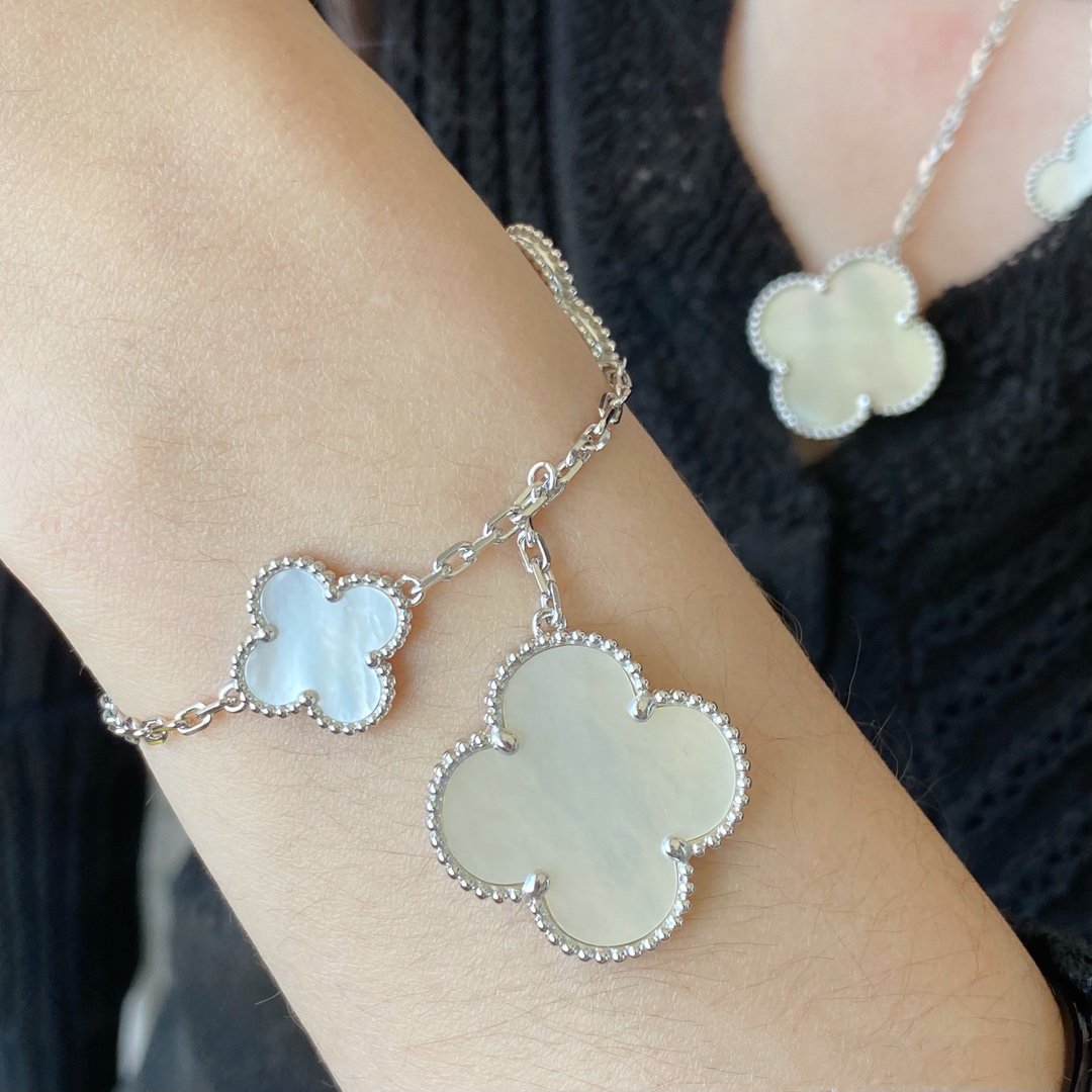 [⭐Renara]CLOVER 5 MOTIF WHITE MOP SILVER BRACELET
