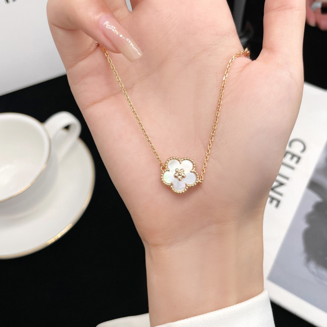 [⭐Renara]LUCKY WHITE MOP PLUM BLOSSOM  BRACELET