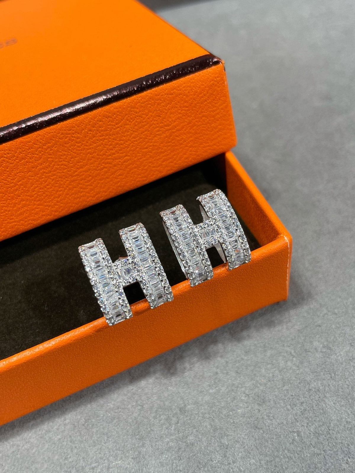 [⭐Renara]H STUD EARRINGS WITH SILVER DIAMONDS