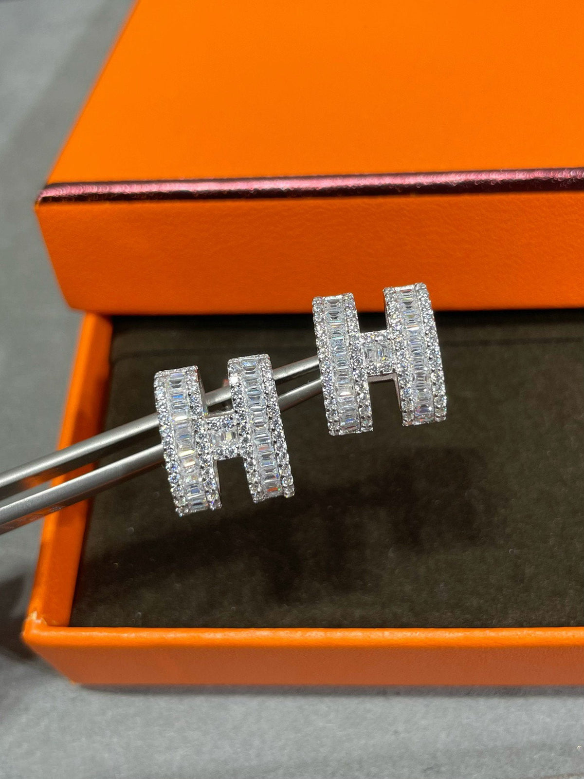 [⭐Renara]H STUD EARRINGS WITH SILVER DIAMONDS