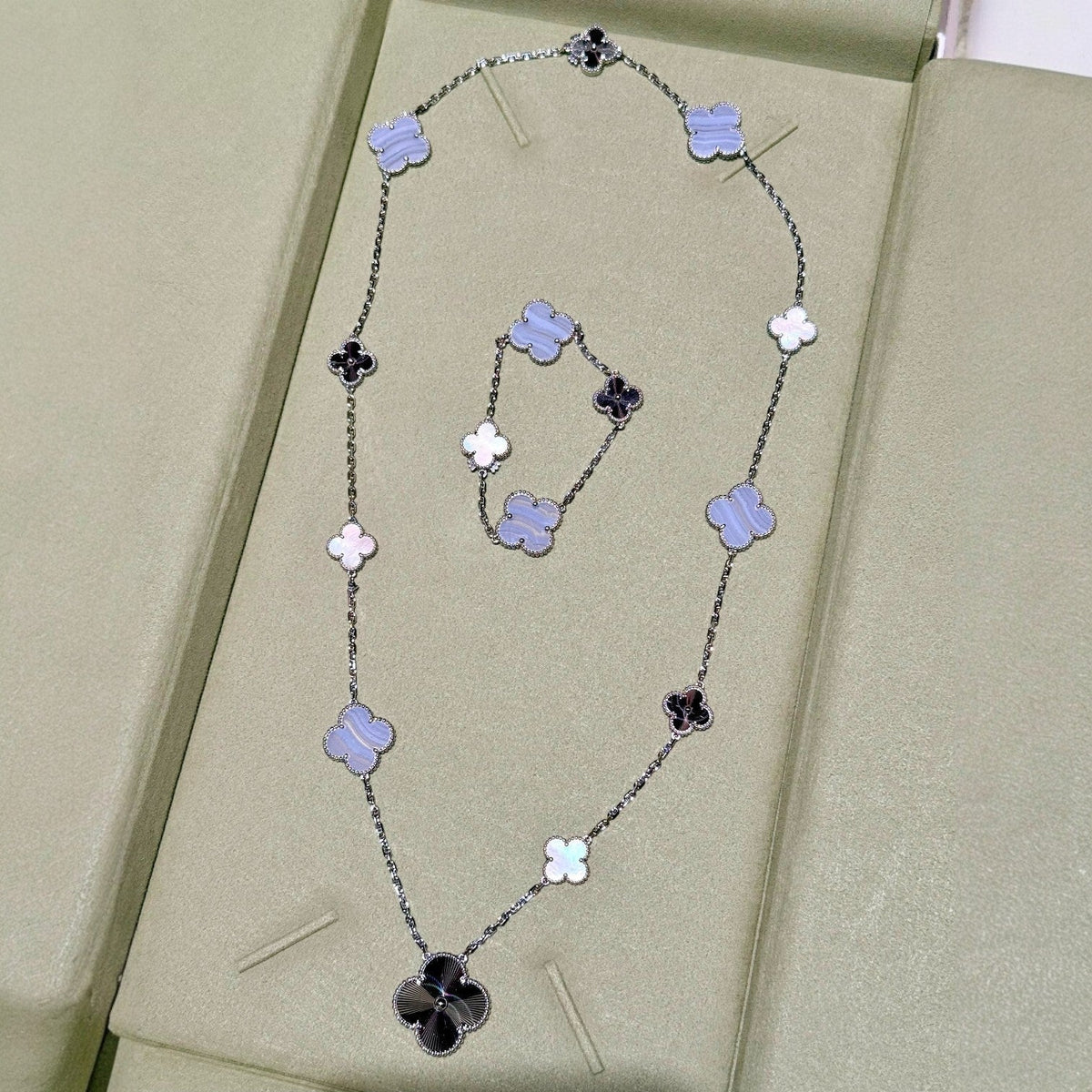 [⭐Renara]DETACHABLE CLOVER 15(11+4) FLOWER SILVER NECKLACE SET